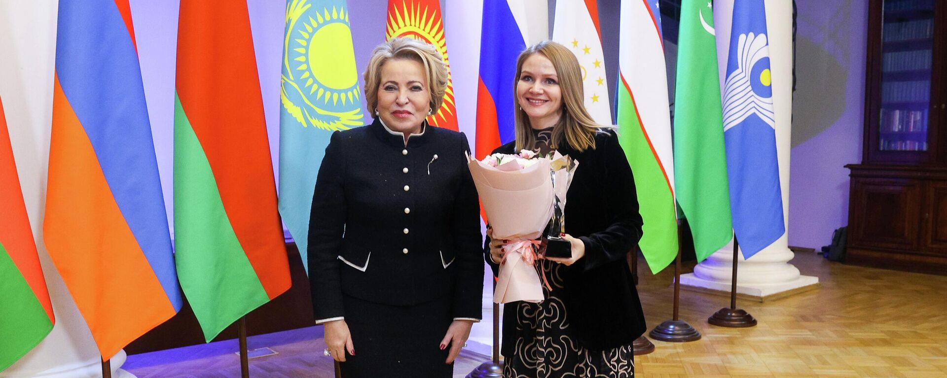 ТМД ПАА кеңесінің төрағасы Валентина Матвиенко мен Қазақстан Республикасы Жеңіл өнеркәсіп кәсіпорындары қауымдастығының вице-президенті Инна Апенко  - Sputnik Қазақстан, 1920, 21.11.2025