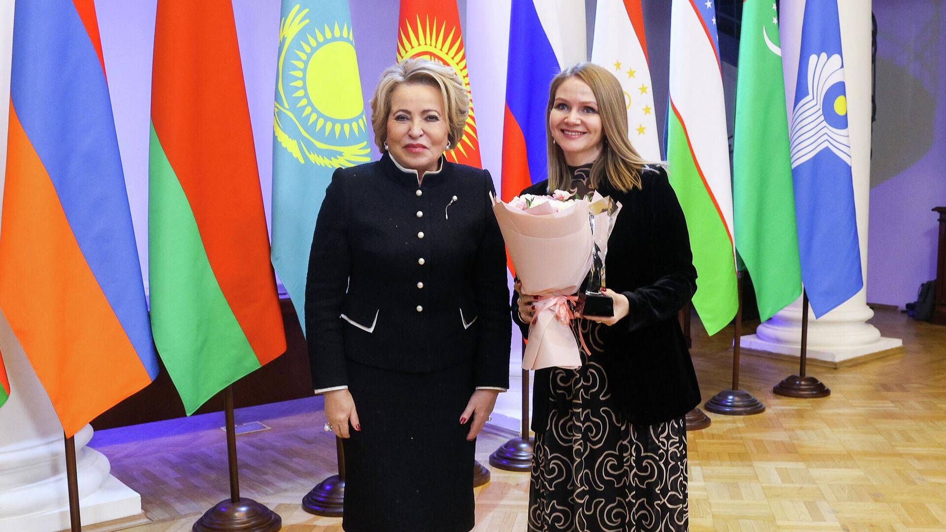 ТМД ПАА кеңесінің төрағасы Валентина Матвиенко мен Қазақстан Республикасы Жеңіл өнеркәсіп кәсіпорындары қауымдастығының вице-президенті Инна Апенко ТМД ПАА кеңесінің төрағасы Валентина Матвиенко мен Қазақстан Республикасы Жеңіл өнеркәсіп кәсіпорындары қауымдастығының вице-президенті Инна Апенко - Sputnik Қазақстан, 1920, 21.11.2025