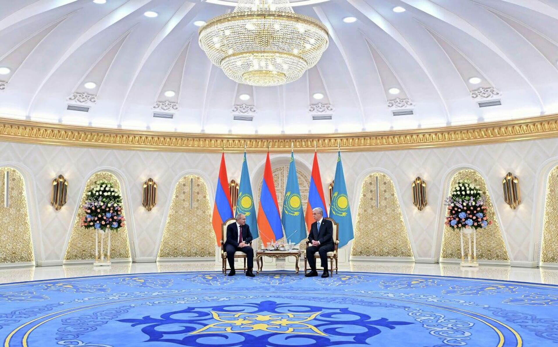 Переговоры Касым-Жомарта Токаева и Никол Пашиняна в Акорде - Sputnik Қазақстан, 1920, 21.11.2025