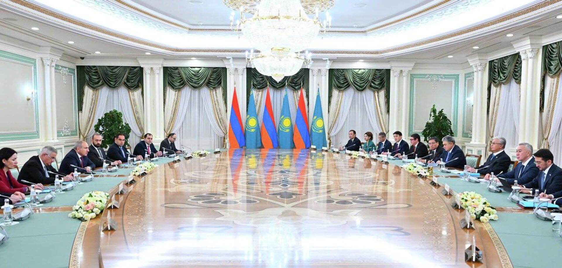 Переговоры между Казахстаном и Арменией в расширенном формате - Sputnik Казахстан, 1920, 21.11.2025