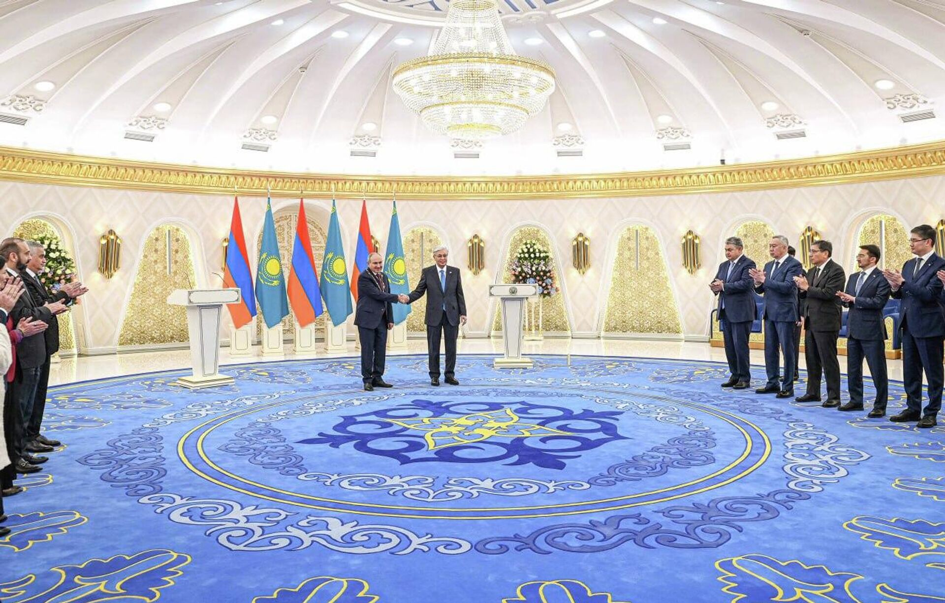 Касым-Жомарт Токаев наградил Никол Пашиняна орденом Алтын Қыран - Sputnik Казахстан, 1920, 21.11.2025