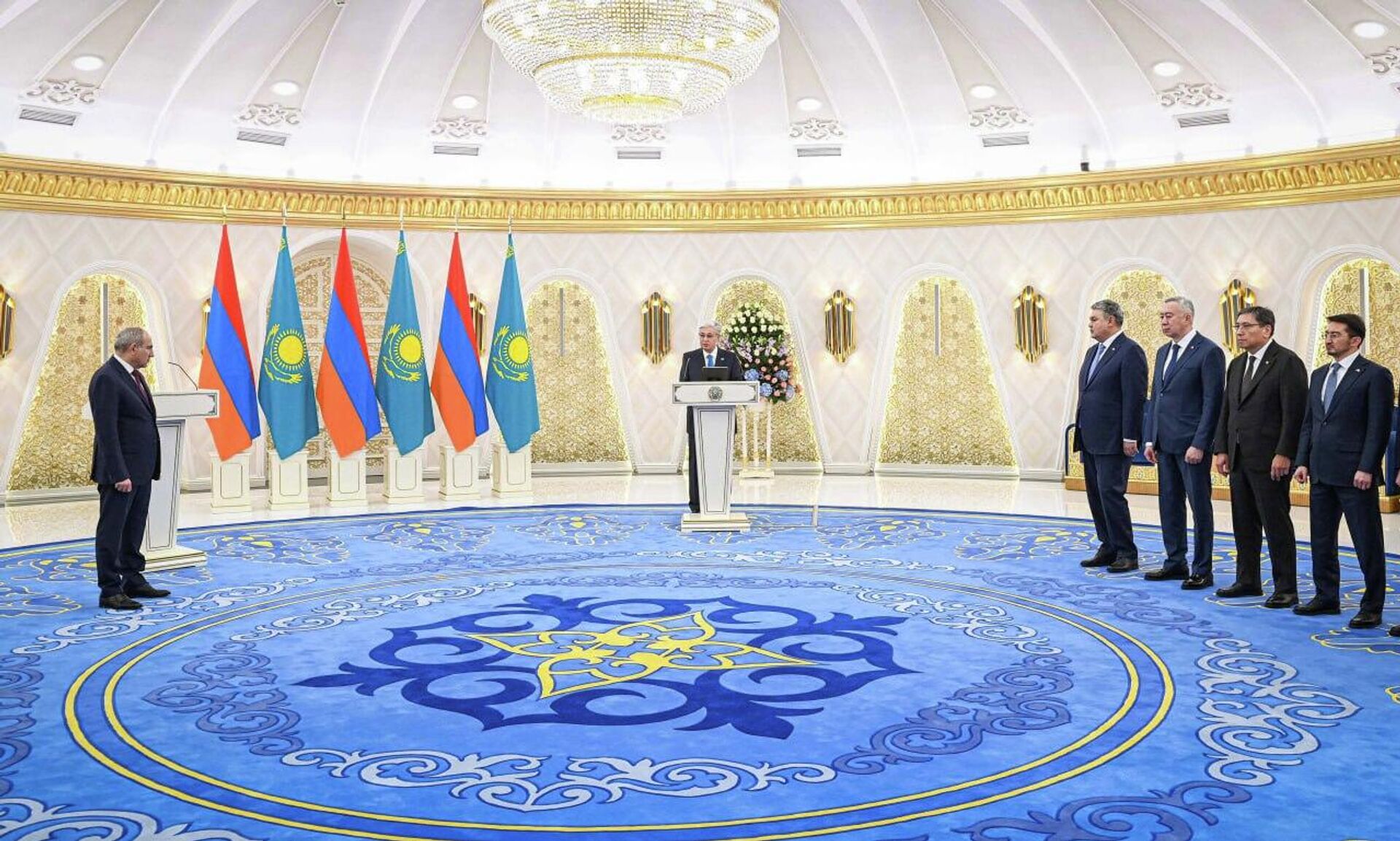 Касым-Жомарт Токаев наградил Никол Пашиняна орденом Алтын Қыран - Sputnik Казахстан, 1920, 21.11.2025