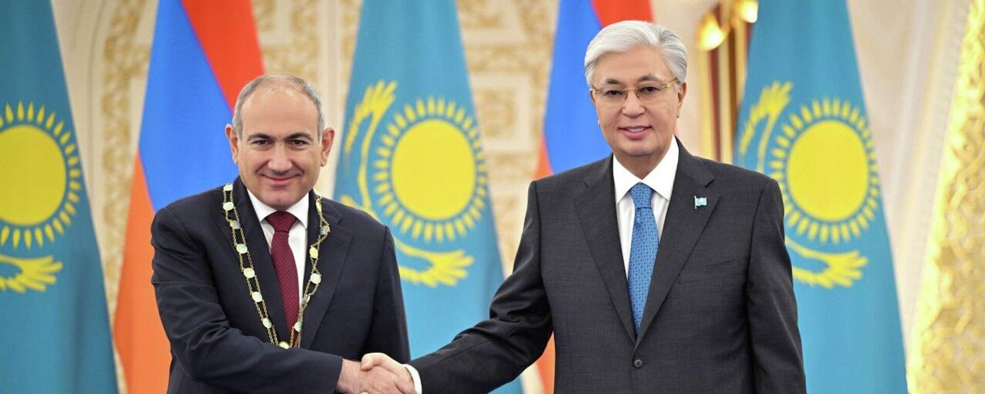 Касым-Жомарт Токаев наградил Никол Пашиняна орденом Алтын Қыран - Sputnik Қазақстан, 1920, 21.11.2025