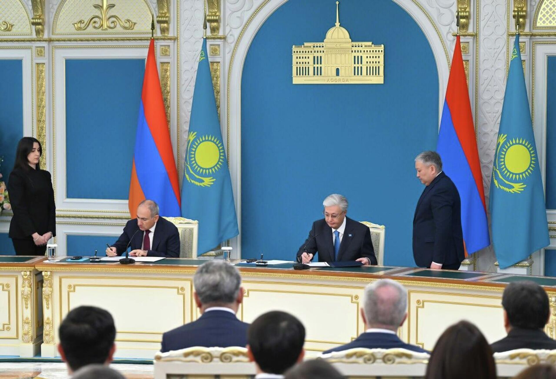 Никол Пашинян и Касым-Жомарт Токаев приняли Совместное заявление в Акорде Никол Пашинян и Касым-Жомарт Токаев приняли Совместное заявление в Акорде - Sputnik Казахстан, 1920, 21.11.2025