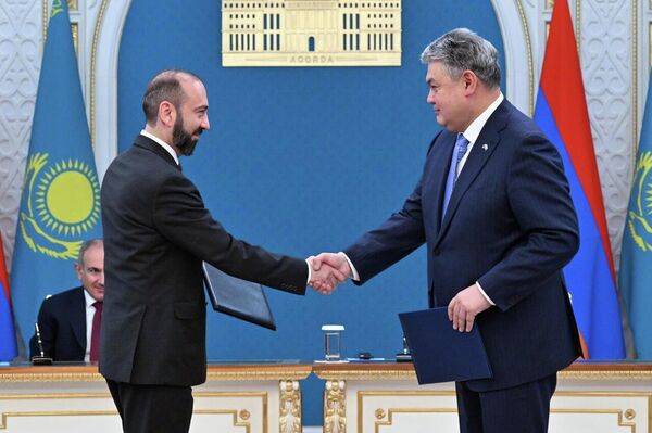 Главы министерств Казахстана и Армении обменялись межправительственными и межведомственными документами Главы министерств Казахстана и Армении обменялись межправительственными и межведомственными документами - Sputnik Казахстан