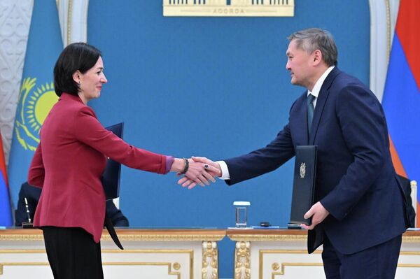 Главы министерств Казахстана и Армении обменялись межправительственными и межведомственными документами Главы министерств Казахстана и Армении обменялись межправительственными и межведомственными документами - Sputnik Казахстан