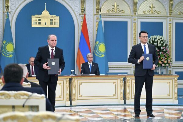 Главы министерств Казахстана и Армении обменялись межправительственными и межведомственными документами Главы министерств Казахстана и Армении обменялись межправительственными и межведомственными документами - Sputnik Казахстан