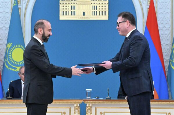 Главы министерств Казахстана и Армении обменялись межправительственными и межведомственными документами Главы министерств Казахстана и Армении обменялись межправительственными и межведомственными документами - Sputnik Казахстан