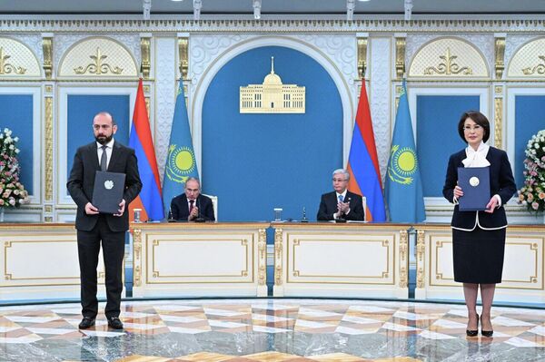 Главы министерств Казахстана и Армении обменялись межправительственными и межведомственными документами Главы министерств Казахстана и Армении обменялись межправительственными и межведомственными документами - Sputnik Казахстан