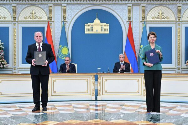 Главы министерств Казахстана и Армении обменялись межправительственными и межведомственными документами Главы министерств Казахстана и Армении обменялись межправительственными и межведомственными документами - Sputnik Казахстан