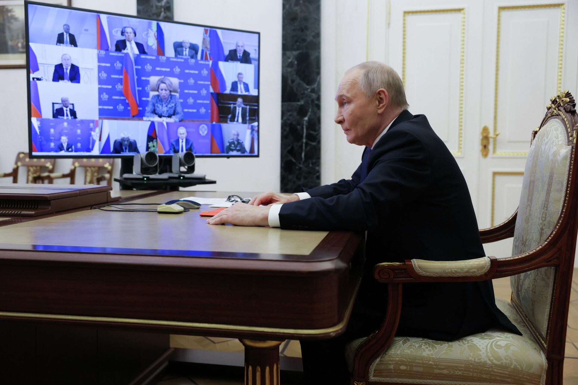 Президент РФ Владимир Путин в режиме видеоконференции проводит оперативное совещание с постоянными членами Совета Безопасности РФ - Sputnik Казахстан, 1920, 22.11.2025