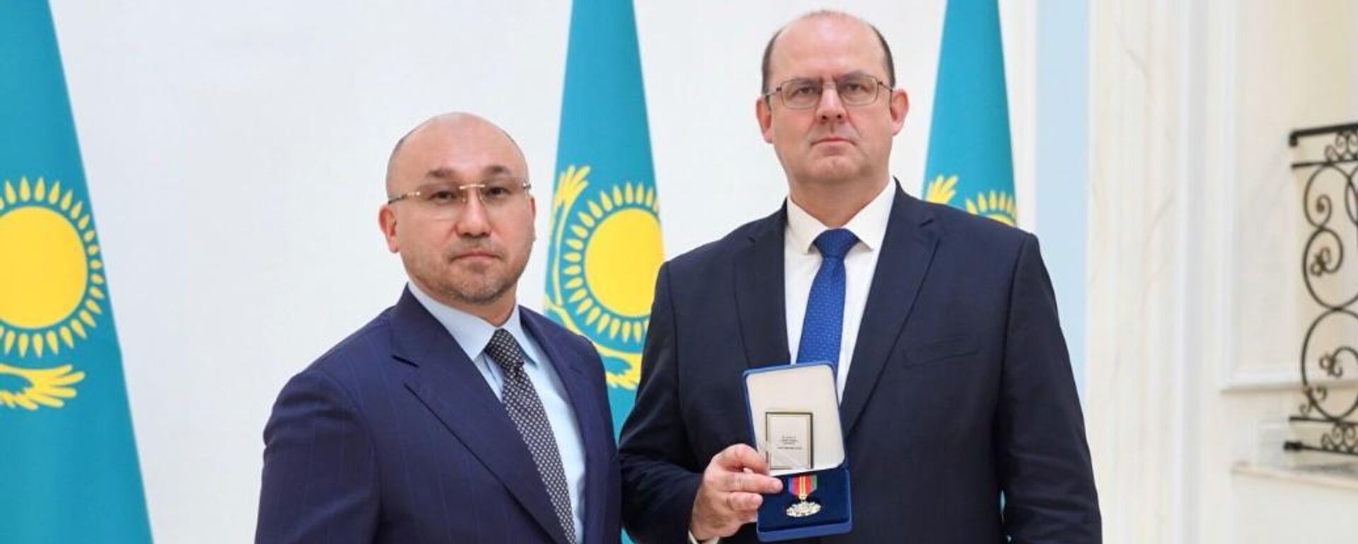 Посол Казахстана в России Даурен Абаев и ректор МИФИ Владимир Шевченко Посол Казахстана в России Даурен Абаев и ректор МИФИ Владимир Шевченко - Sputnik Казахстан, 1920, 22.11.2025