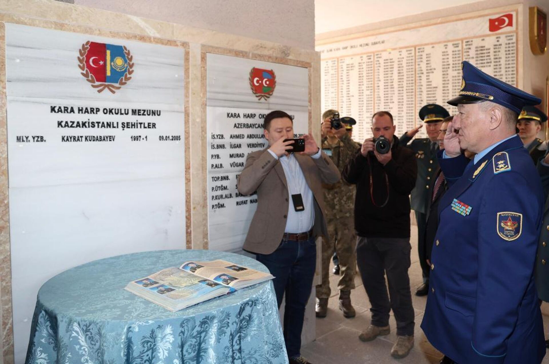 В военном вузе Турции открыли мемориальную доску казахстанскому офицеру - Sputnik Қазақстан, 1920, 22.11.2025