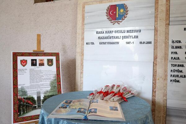 В военном вузе Турции открыли мемориальную доску казахстанскому офицеру - Sputnik Казахстан