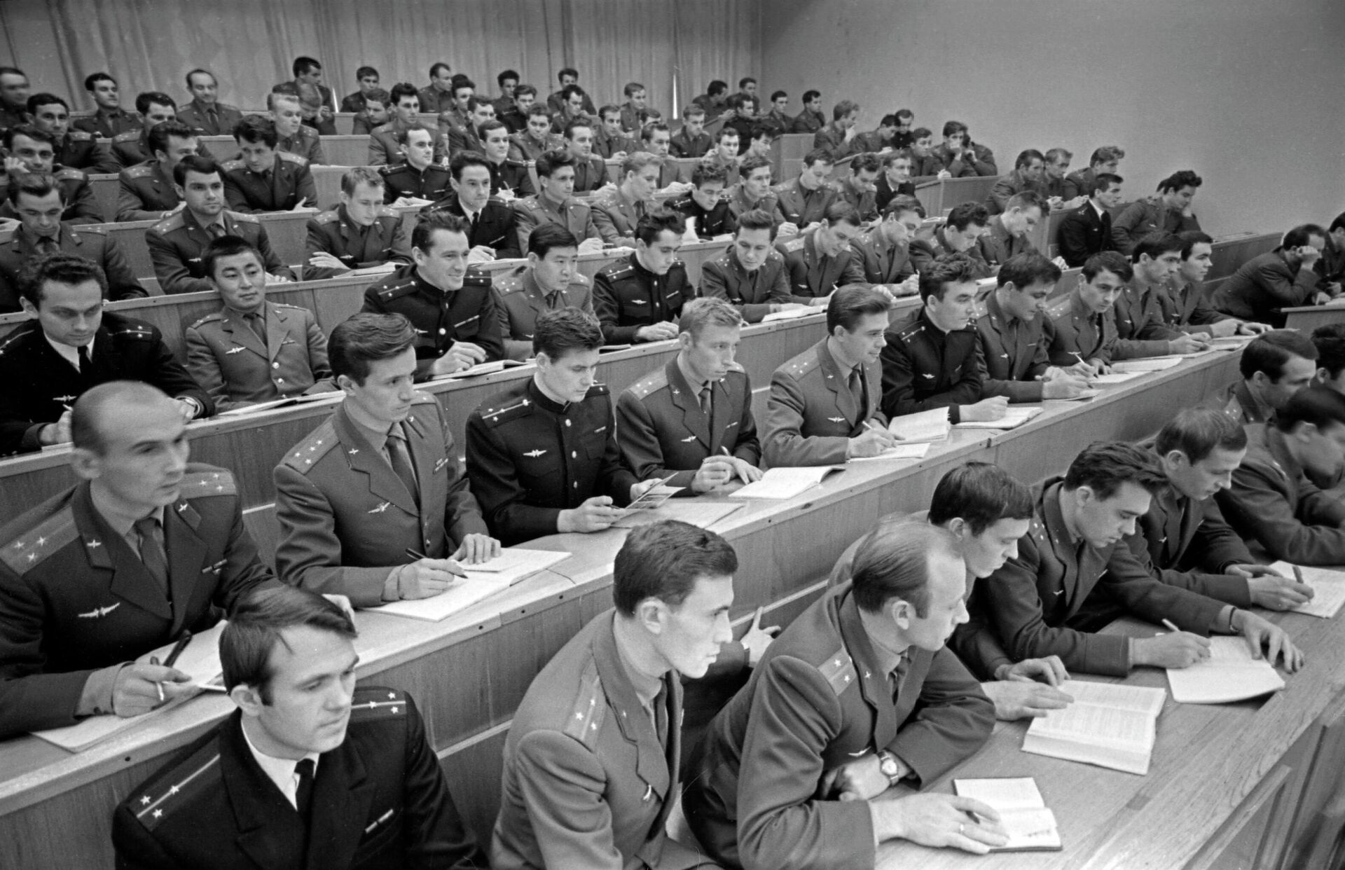 Военно-воздушная инженерная академия имени профессора Н. Е. Жуковского (ныне - Военный учебно-научный центр ВВС Военно-воздушная академия имени профессора Н. Е. Жуковского и Ю. А. Гагарина) - Sputnik Казахстан, 1920, 22.11.2025