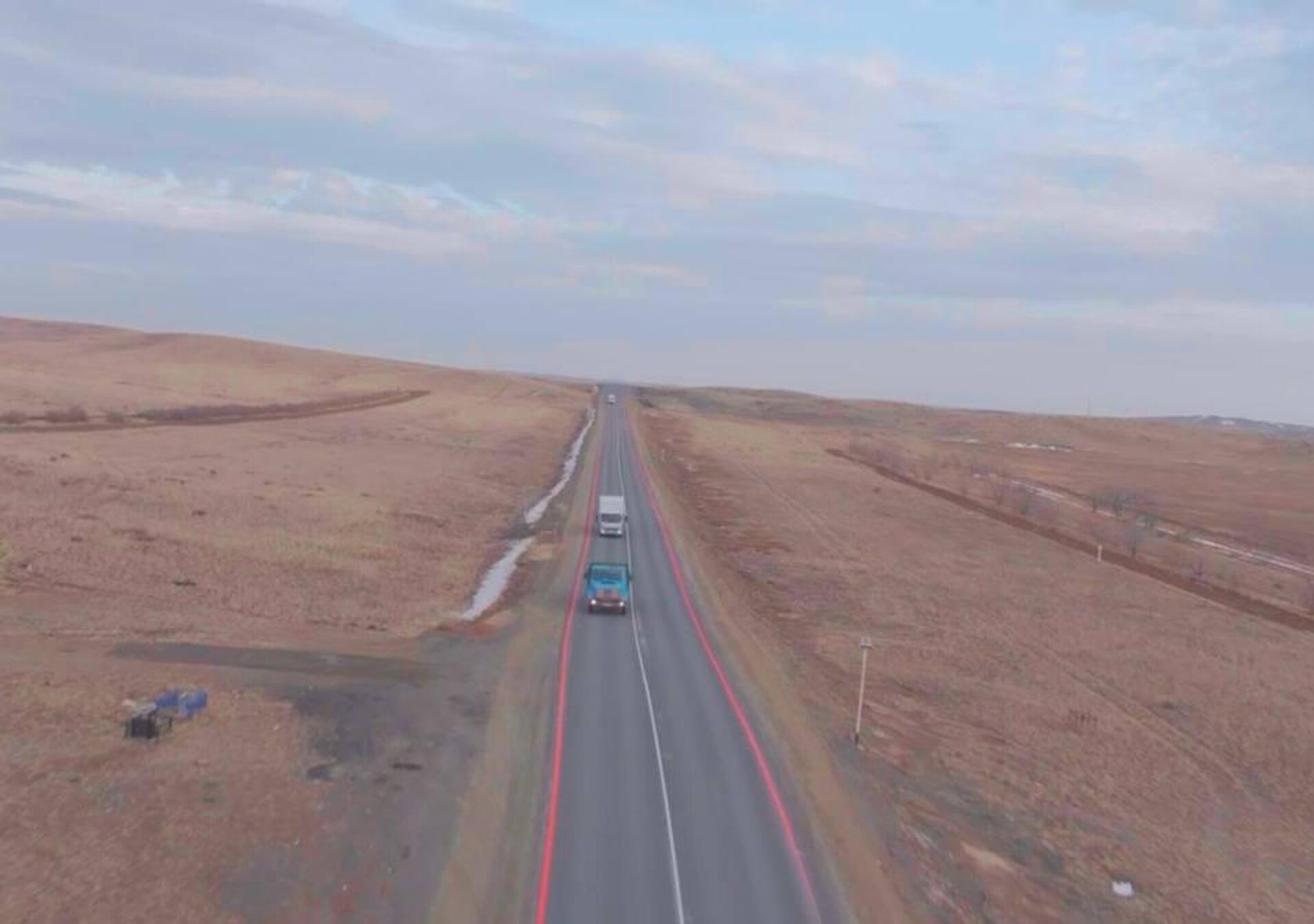 Красную сигнальную полосу на обочину дороги впервые нанесли в Карагандинской области - Sputnik Казахстан, 1920, 22.11.2025