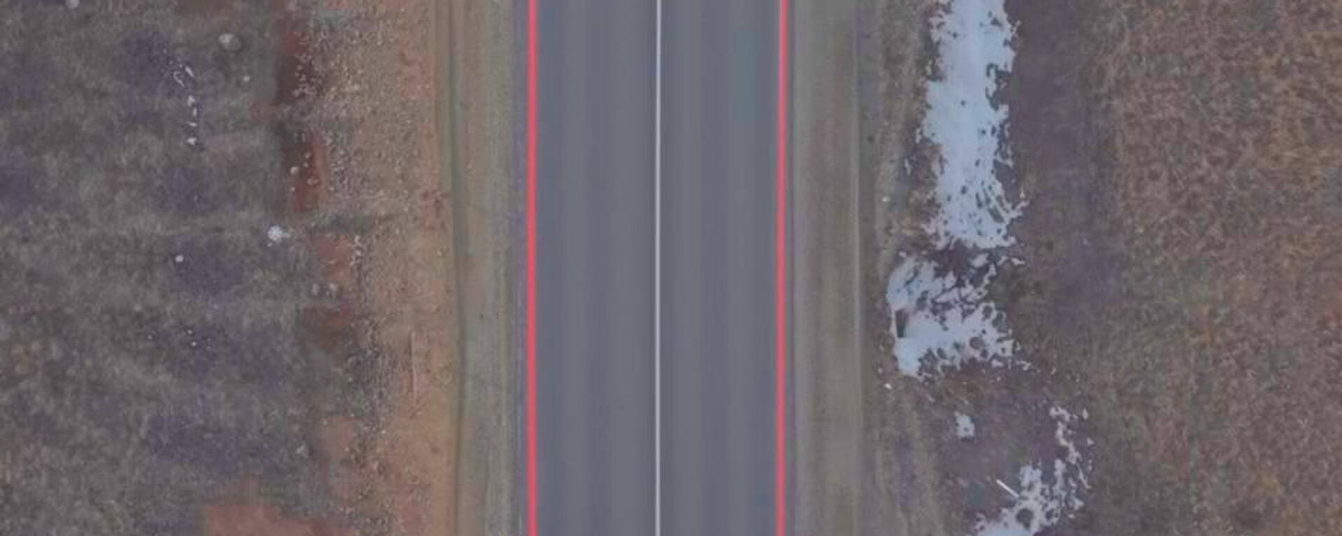 Красную сигнальную полосу на обочину дороги впервые нанесли в Карагандинской области - Sputnik Казахстан, 1920, 22.11.2025