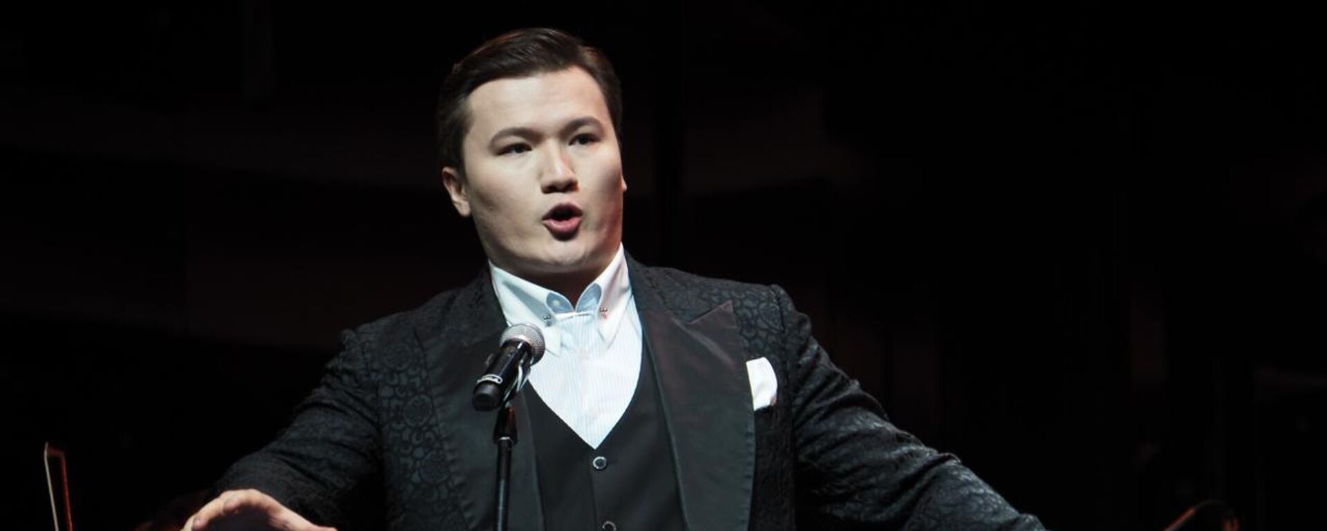 Динмухамед Кошкинбаев  - солист оперной труппы театра Астана Опера лауреат престижных международных конкурсов  - Sputnik Казахстан, 1920, 24.11.2025