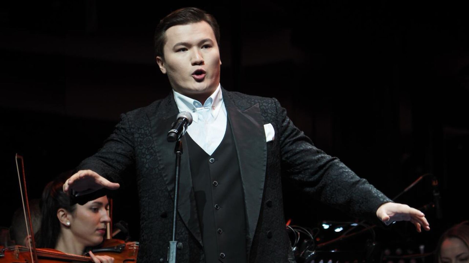 Динмухамед Кошкинбаев - солист оперной труппы театра Астана Опера лауреат престижных международных конкурсов Динмухамед Кошкинбаев - солист оперной труппы театра Астана Опера лауреат престижных международных конкурсов - Sputnik Казахстан, 1920, 24.11.2025