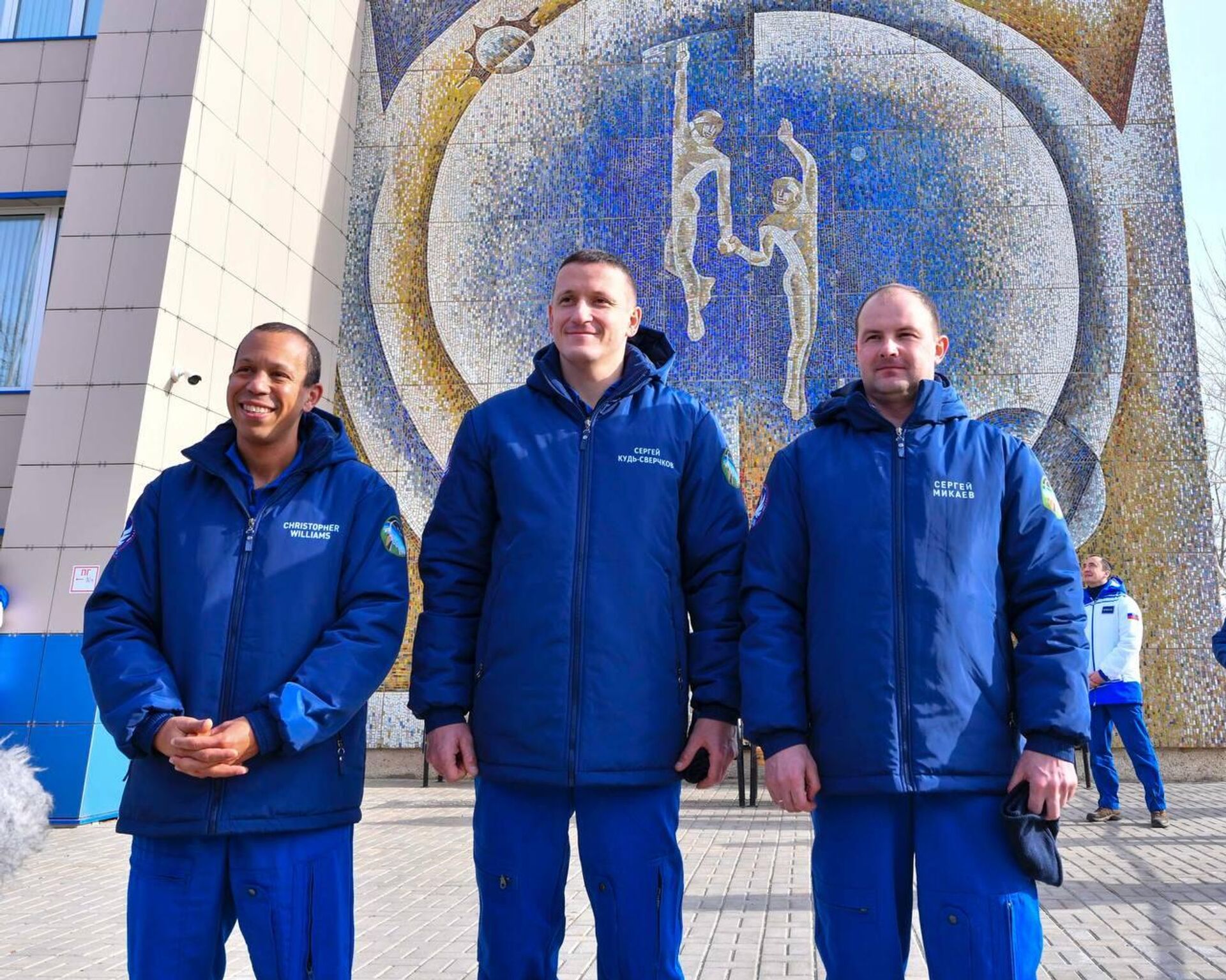 Космонавты Роскосмоса Сергей Кудь‑Сверчков и Сергей Микаев и астронавт Кристофер Уильямс Космонавты Роскосмоса Сергей Кудь‑Сверчков и Сергей Микаев и астронавт Кристофер Уильямс - Sputnik Казахстан, 1920, 24.11.2025