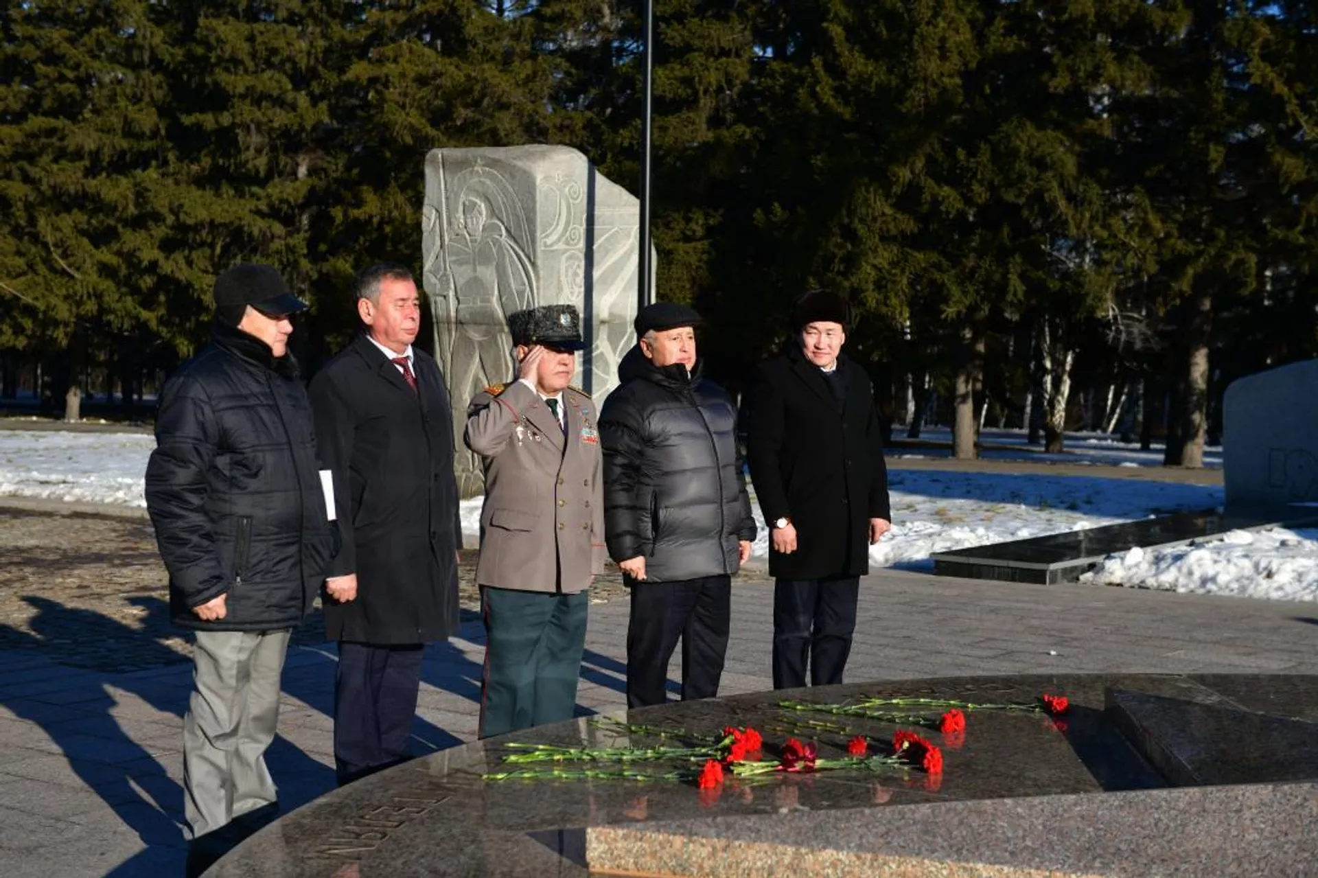 Возложение цветов у Вечного огня в парке Победы в Омске Возложение цветов у Вечного огня в парке Победы в Омске - Sputnik Казахстан, 1920, 24.11.2025