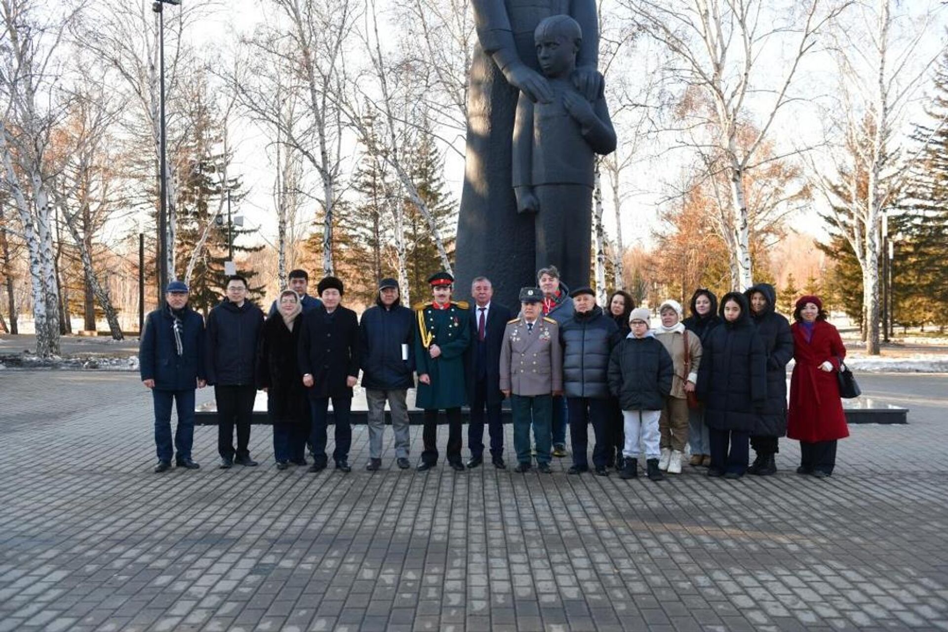 Возложение цветов у Вечного огня в парке Победы в Омске - Sputnik Казахстан, 1920, 24.11.2025