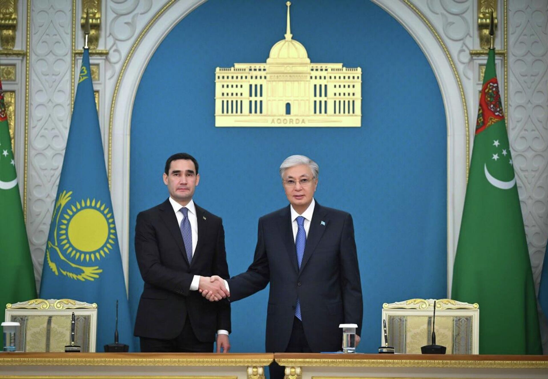 Касым-Жомарт Токаев и Сердар Бердымухамедов провели брифинг для представителей СМИ - Sputnik Казахстан, 1920, 04.01.2026