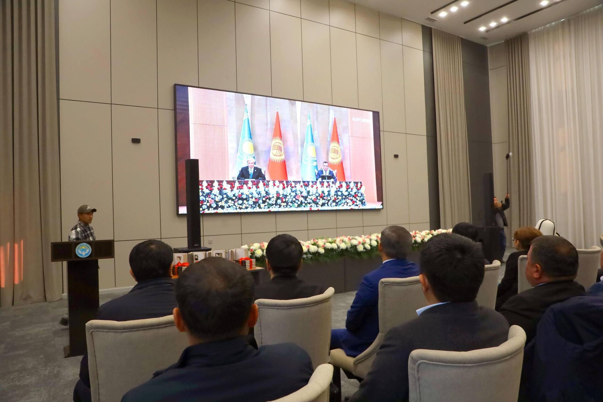 В Кыргызстане провели презентацию книги Касым-Жомарта Токаева Слово об отце, переведенной на кыргызский язык  - Sputnik Қазақстан, 1920, 26.11.2025