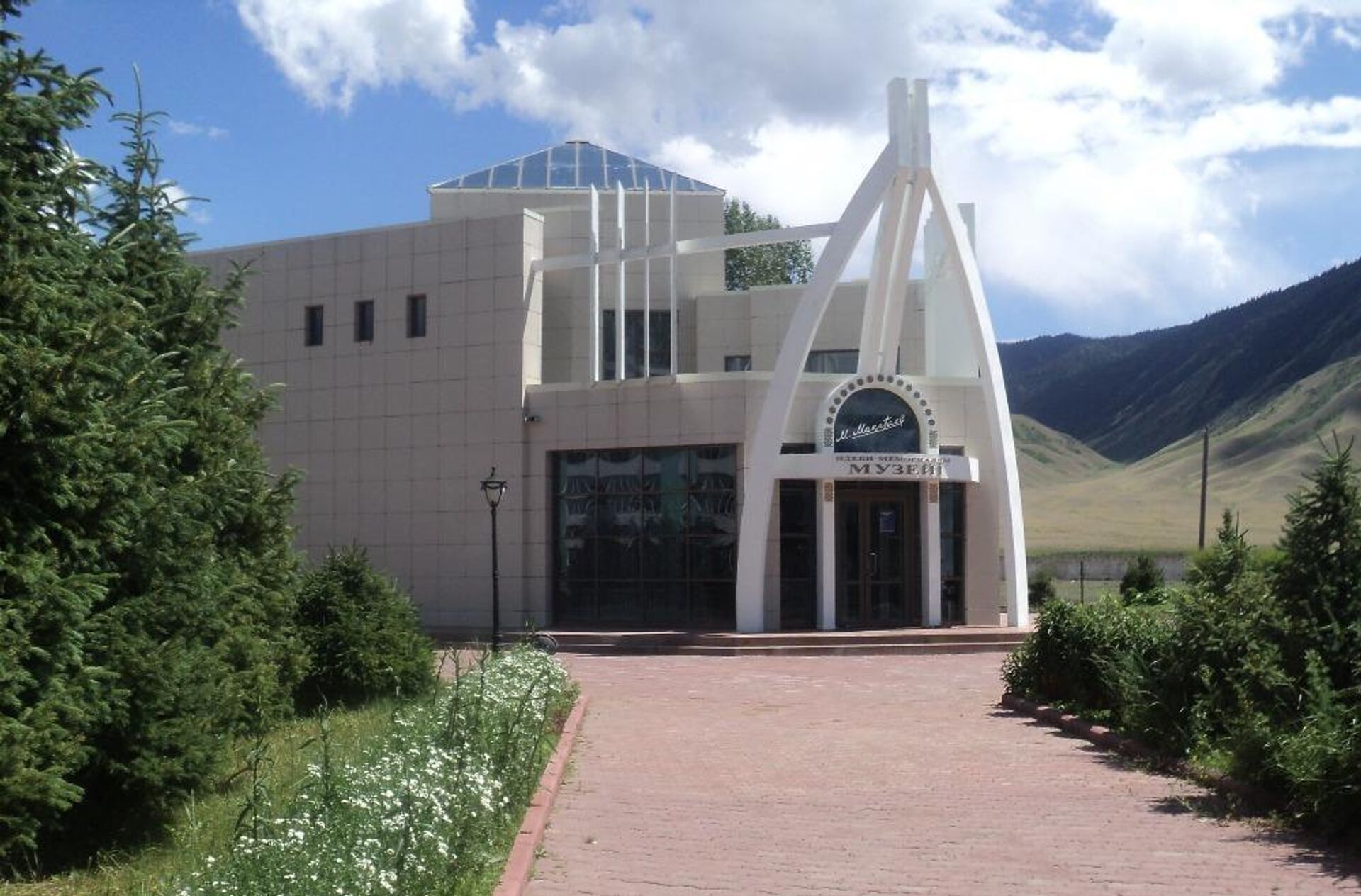 Музей выдающегося казахского поэта, писателя и переводчика Мукагали Макатаева в Алматинской области  - Sputnik Казахстан, 1920, 26.11.2025