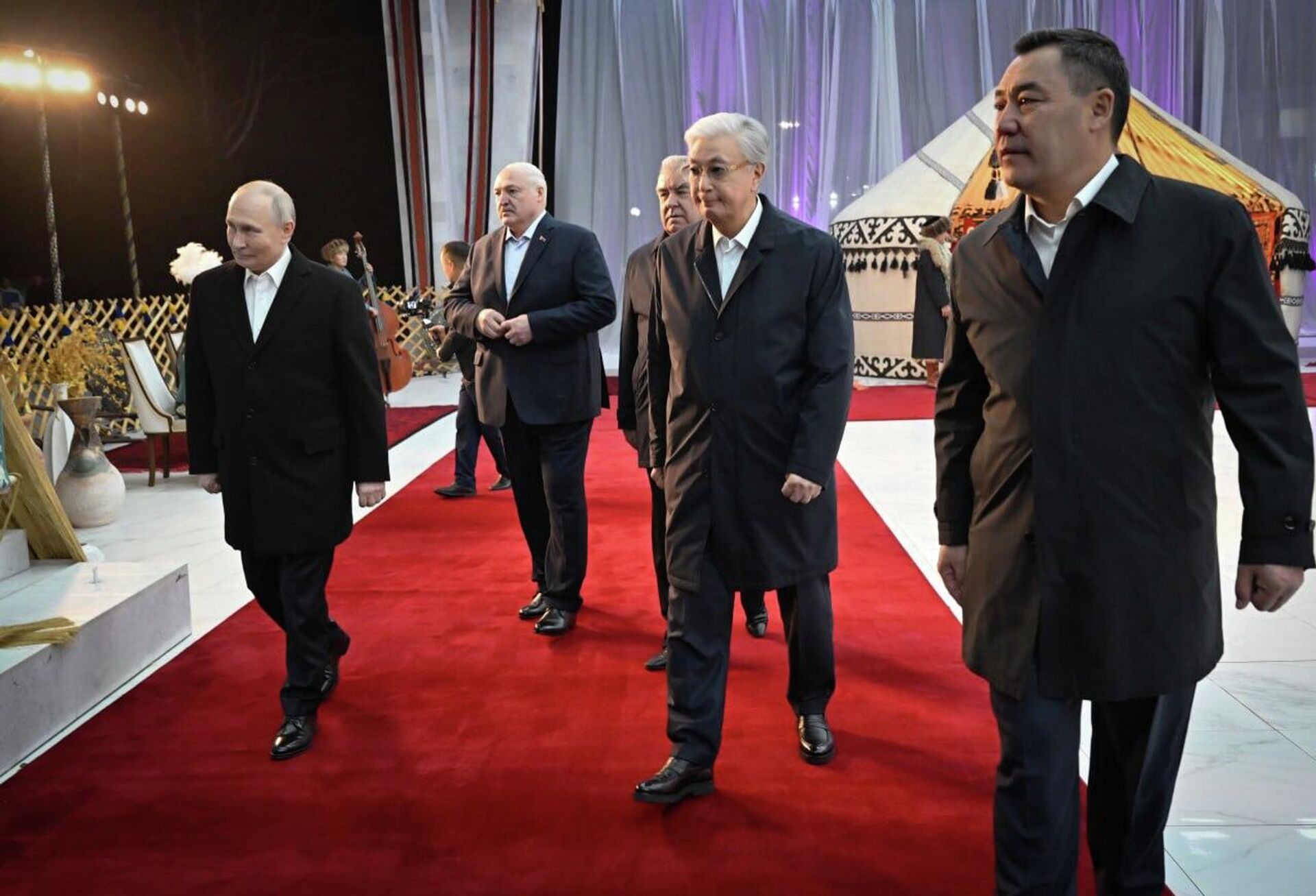 ҰҚШҰ саммиті қарсаңында мемлекеттер басшылары бейресми кездесу өткізді - Sputnik Қазақстан, 1920, 26.11.2025