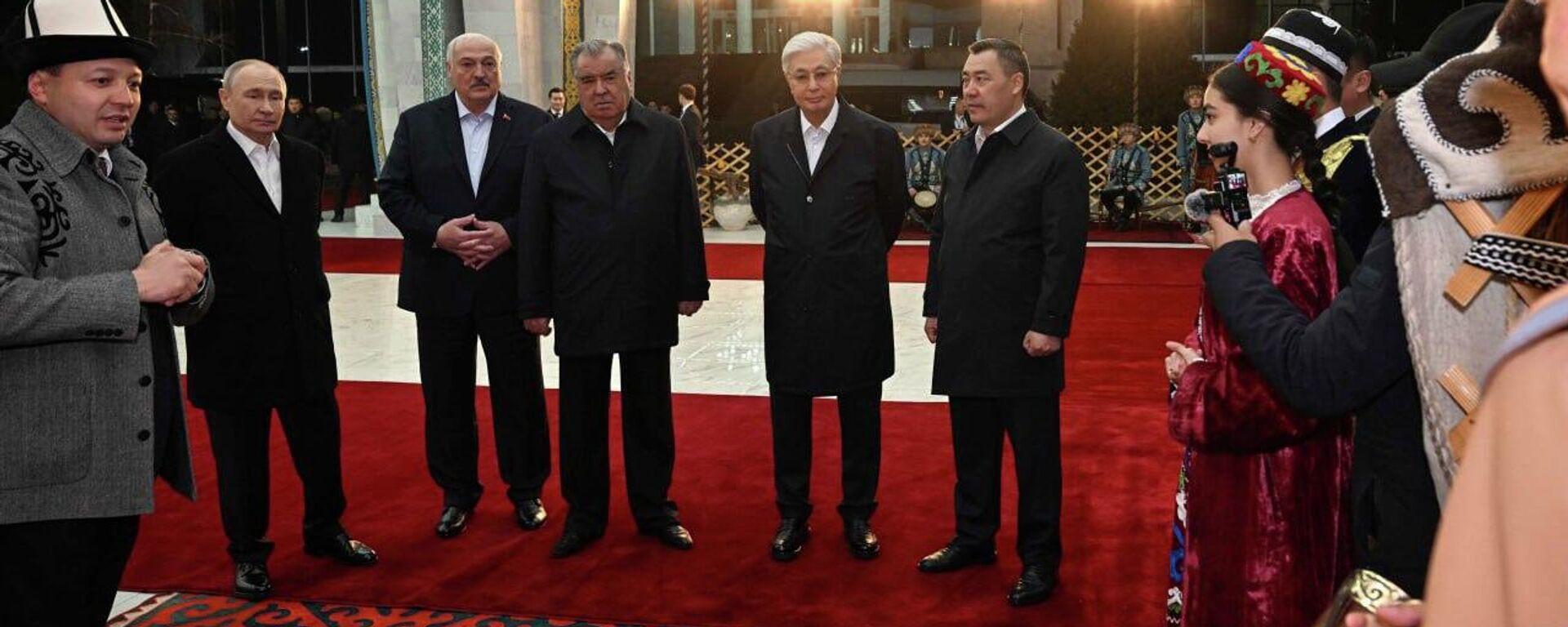 ҰҚШҰ саммиті қарсаңында мемлекеттер басшылары бейресми кездесу өткізді - Sputnik Қазақстан, 1920, 26.11.2025