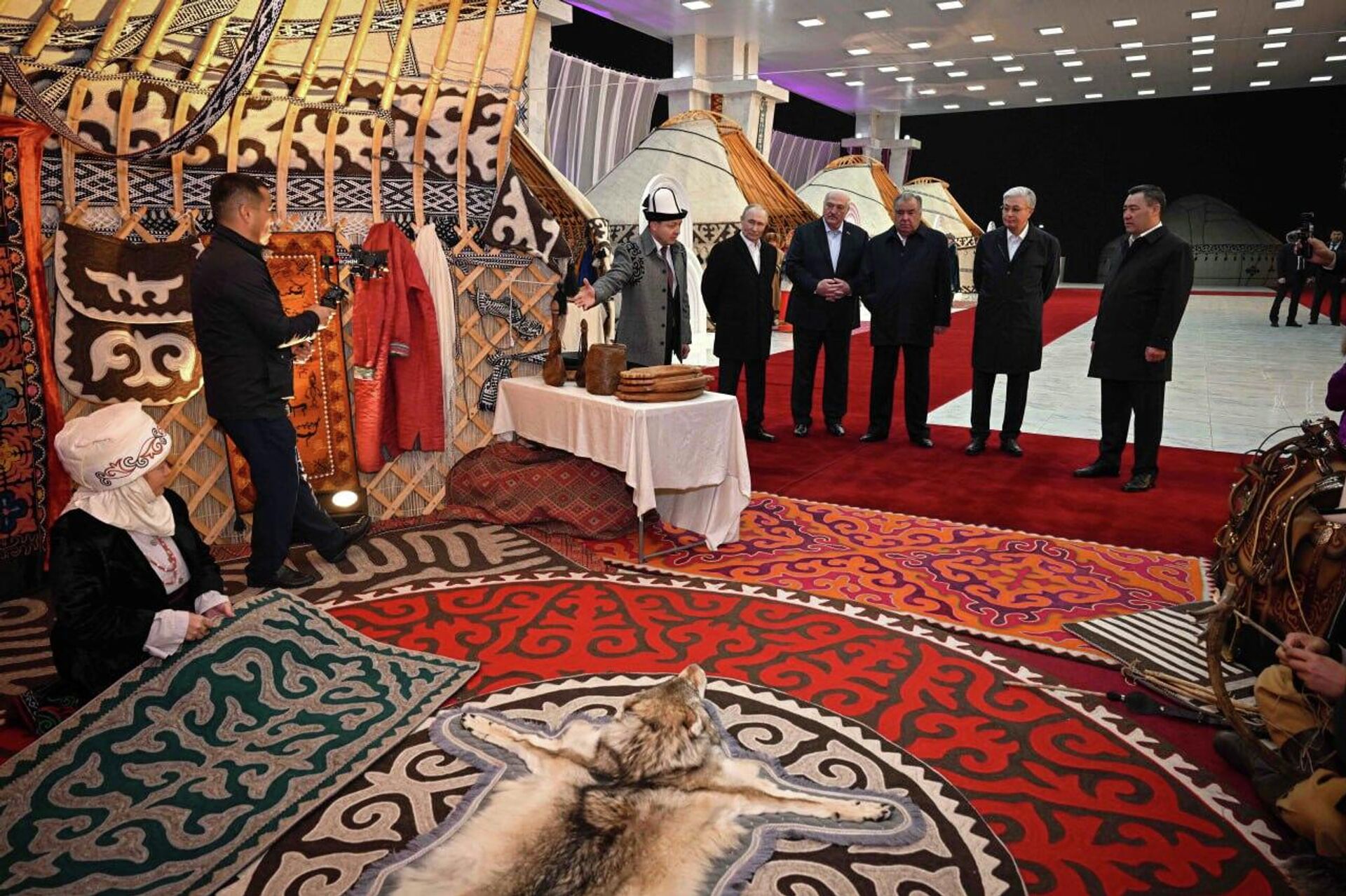 ҰҚШҰ саммиті қарсаңында мемлекеттер басшылары бейресми кездесу өткізді - Sputnik Казахстан, 1920, 26.11.2025