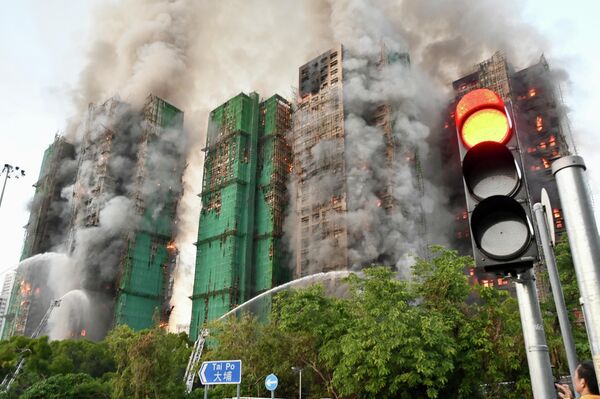 Крупный пожар охватил многоквартирные дома в Гонконге - Sputnik Казахстан