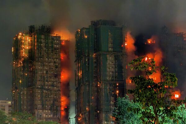 Крупный пожар охватил многоквартирные дома в Гонконге - Sputnik Казахстан