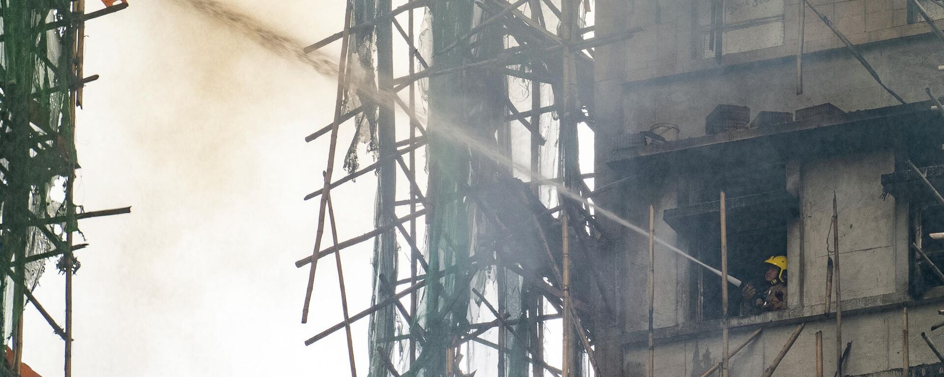 Последствия пожара в жилом комплексе Ван Фук Корт в Гонконге - Sputnik Қазақстан, 1920, 30.11.2025