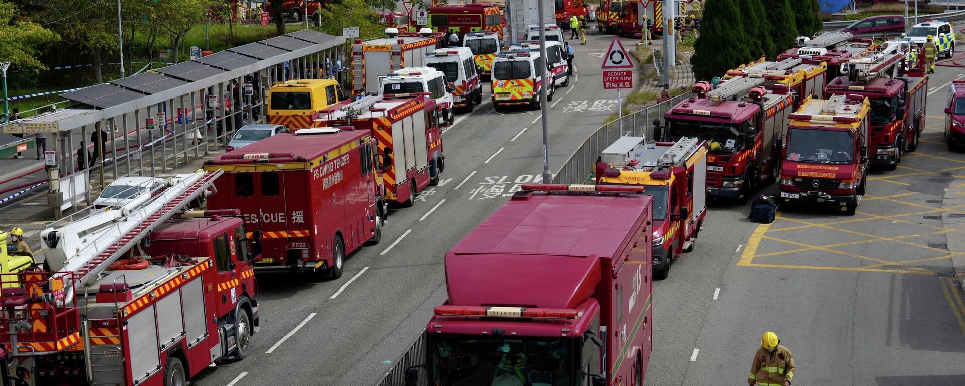 Пожарные машины у жилого комплекса Ван Фук Корт в Гонконге - Sputnik Казахстан, 1920, 30.11.2025