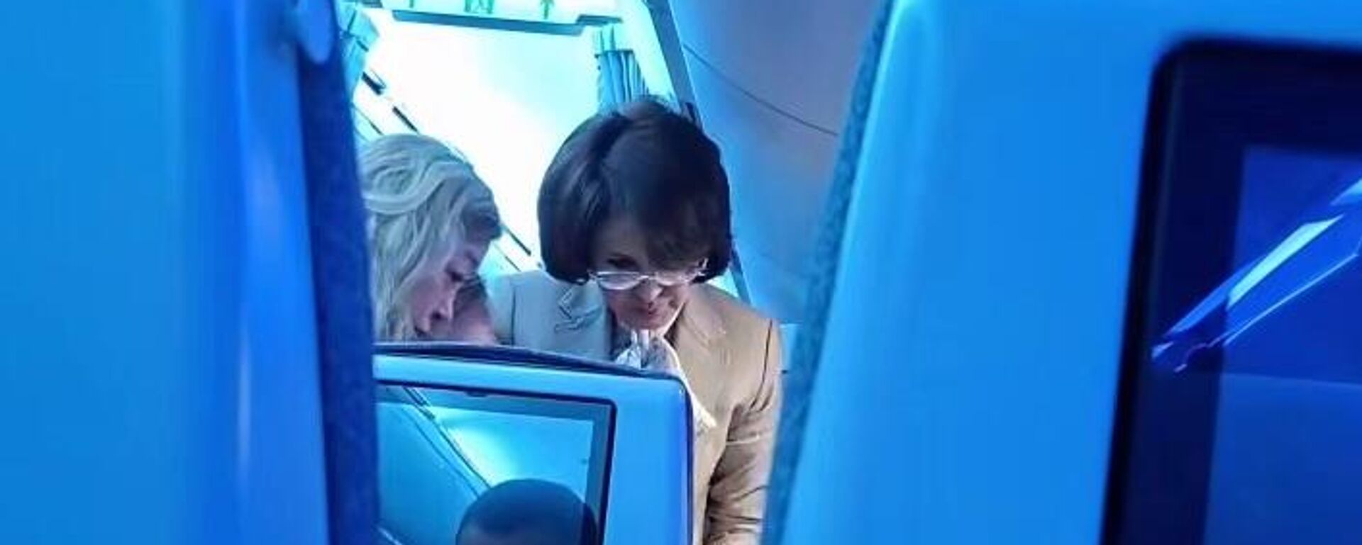 Министр здравоохранения Казахстана Акмарал Альназарова оказала первую помощь на борту самолета - Sputnik Казахстан, 1920, 27.11.2025