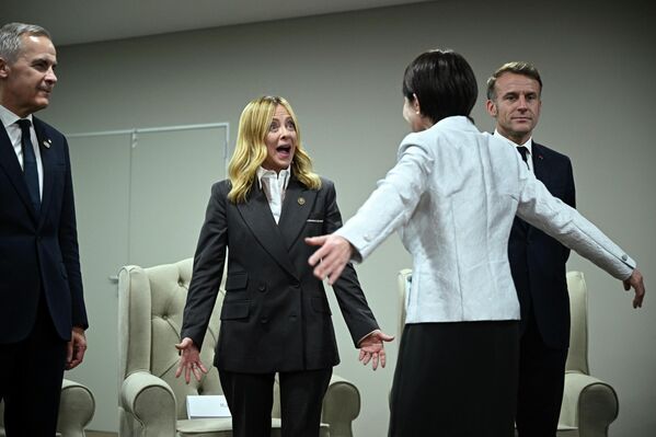 Премьер-министр Италии Джорджия Мелони приветствует премьер-министра Японии Санаэ Такаити на саммите G20, ЮАР. - Sputnik Казахстан