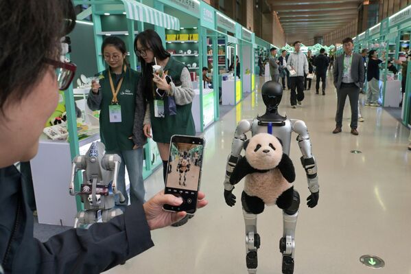 Участники осматривают выставку во время церемонии открытия Всемирной конференции партнёров по защите панд 2025 в Чэнду, Китай. - Sputnik Казахстан