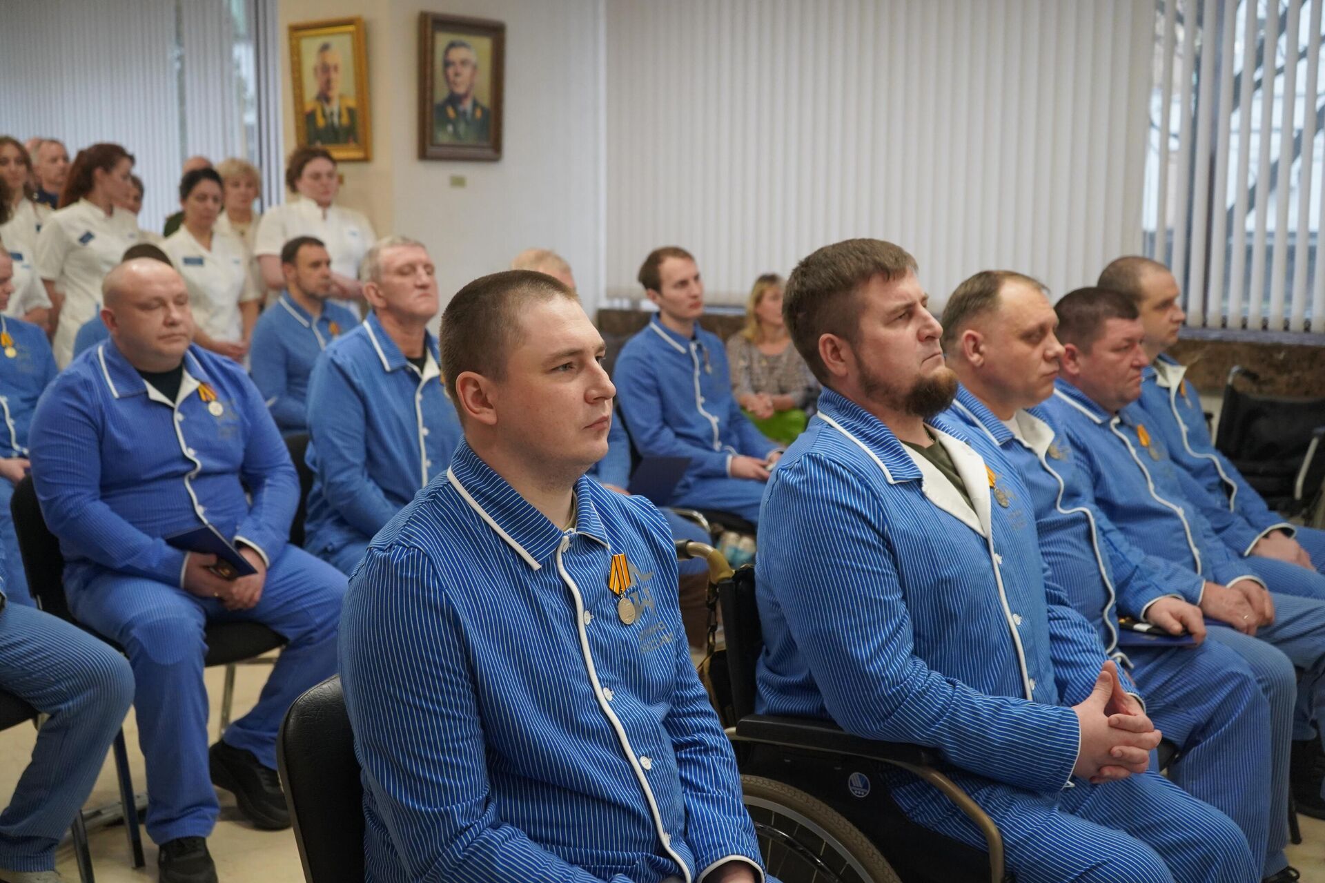 В ЦВКГ им. П.В. Мандрыка офицерам – участникам СВО вручили дипломы о переподготовке и госнаграды - Sputnik Казахстан, 1920, 28.11.2025