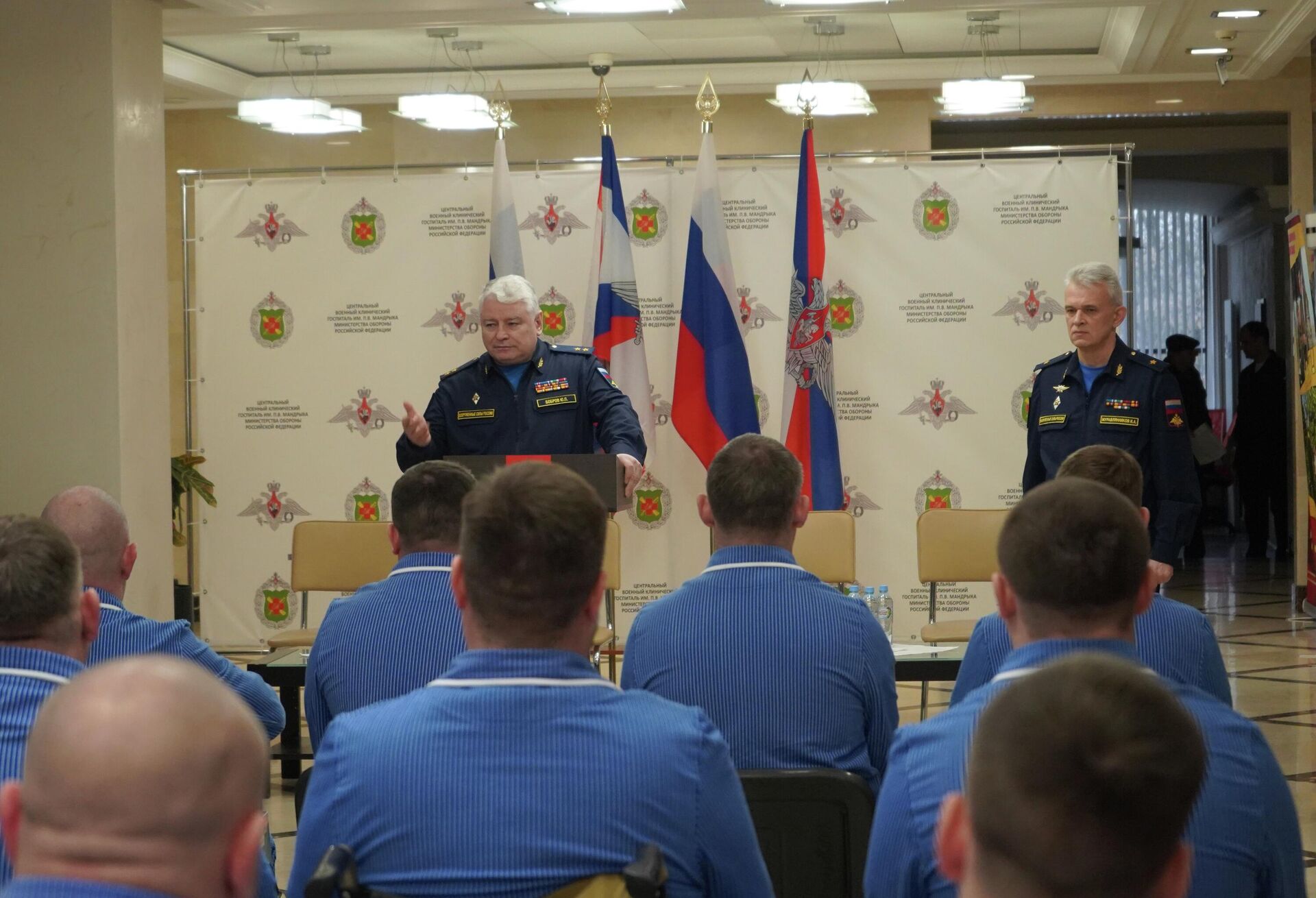 В ЦВКГ им. П.В. Мандрыка офицерам – участникам СВО вручили дипломы о переподготовке и госнаграды - Sputnik Казахстан, 1920, 28.11.2025