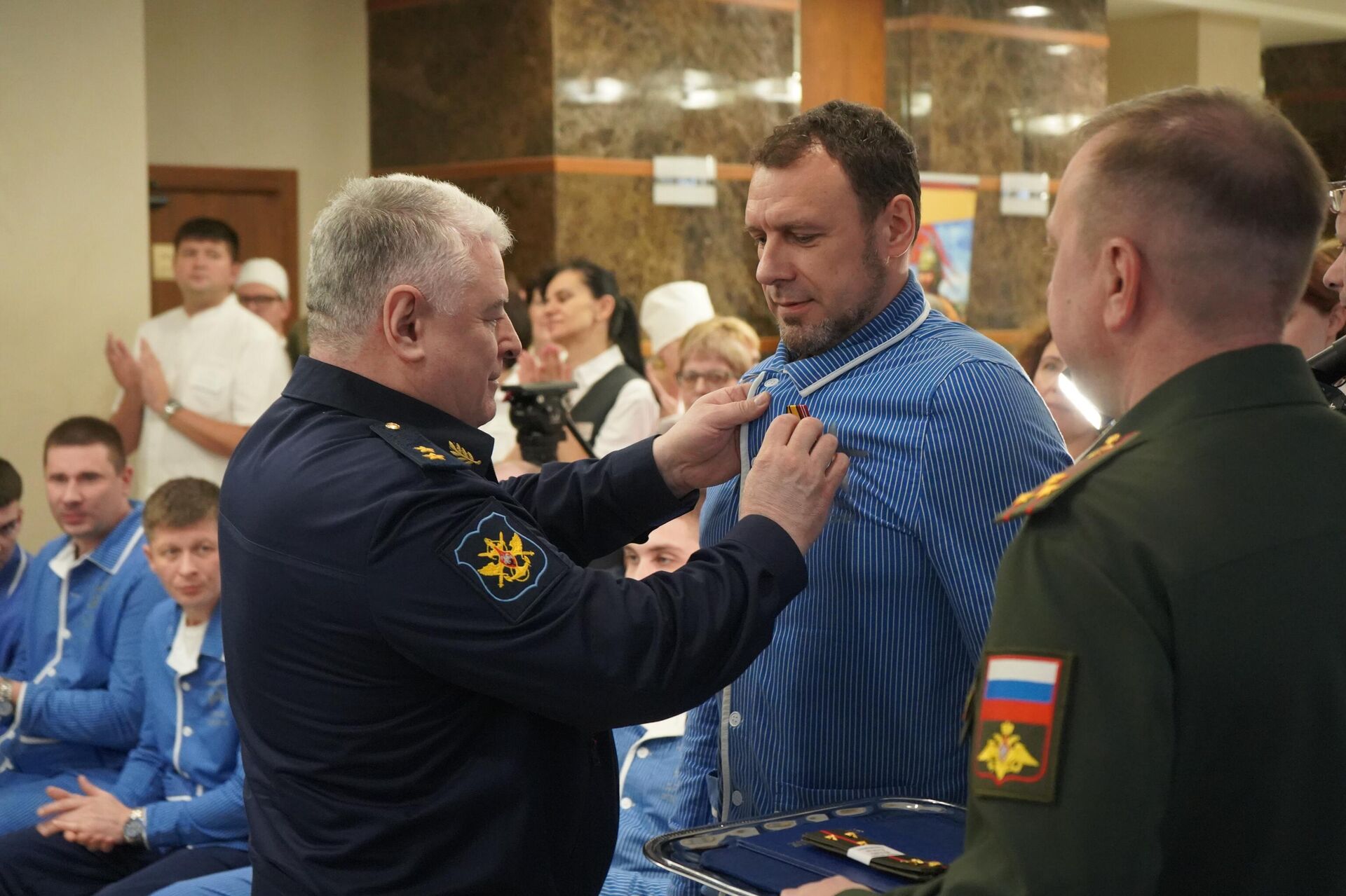 В ЦВКГ им. П.В. Мандрыка офицерам – участникам СВО вручили дипломы о переподготовке и госнаграды - Sputnik Казахстан, 1920, 28.11.2025