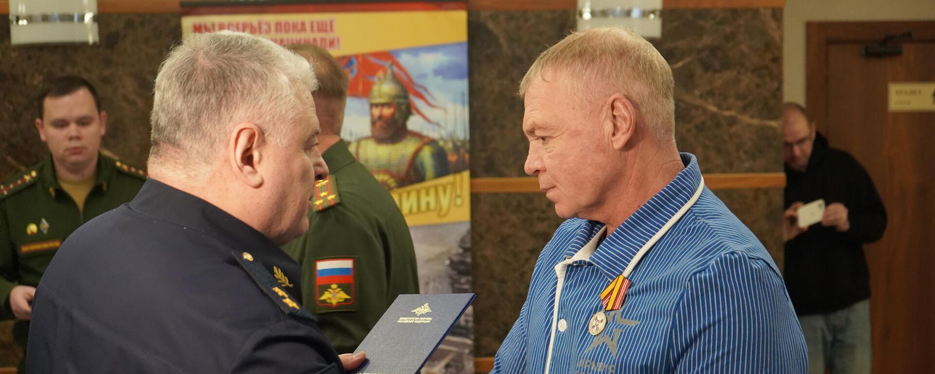 В ЦВКГ им. П.В. Мандрыка офицерам – участникам СВО вручили дипломы о переподготовке и госнаграды - Sputnik Казахстан, 1920, 28.11.2025