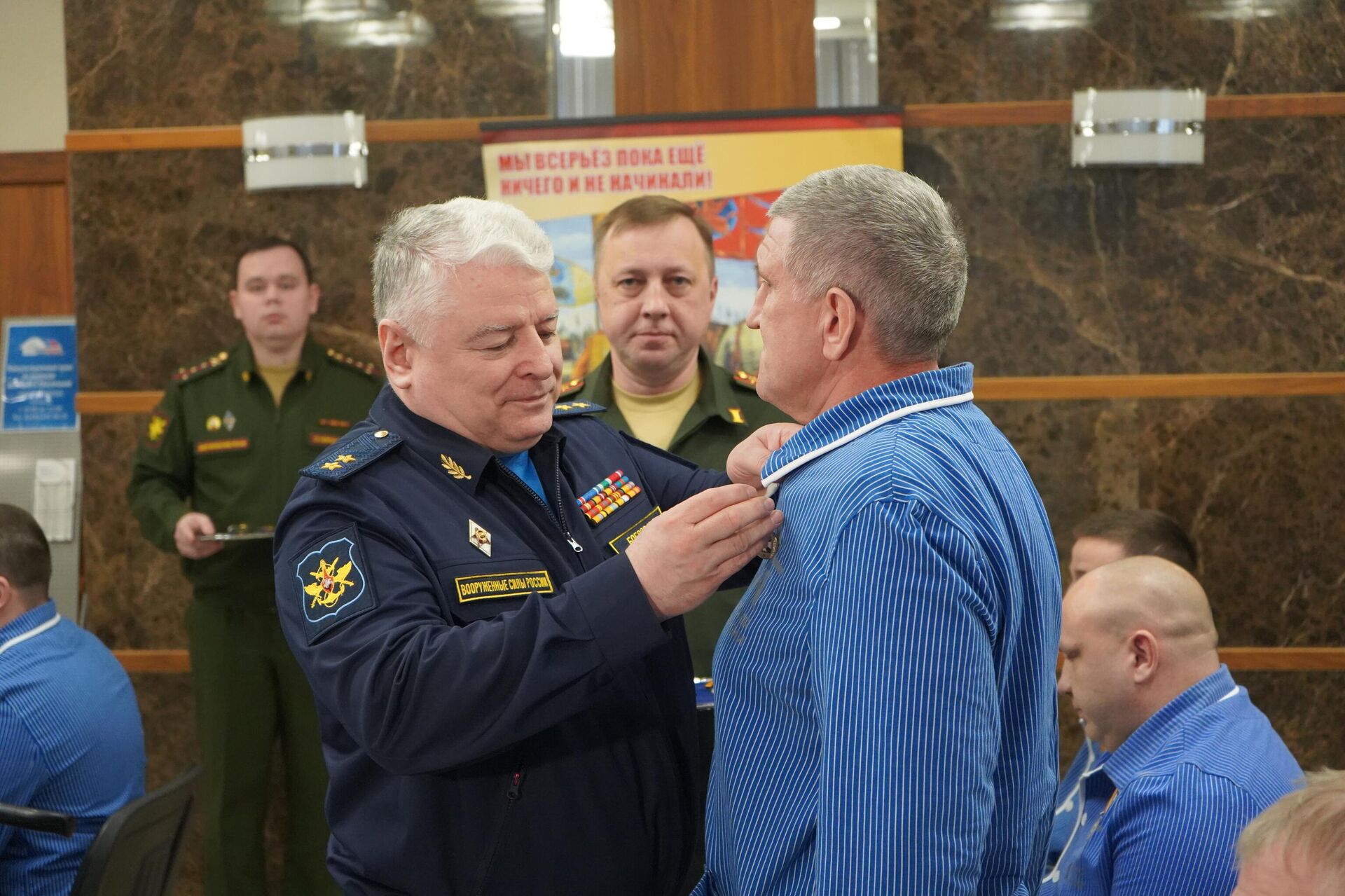 В ЦВКГ им. П.В. Мандрыка офицерам – участникам СВО вручили дипломы о переподготовке и госнаграды - Sputnik Казахстан, 1920, 28.11.2025