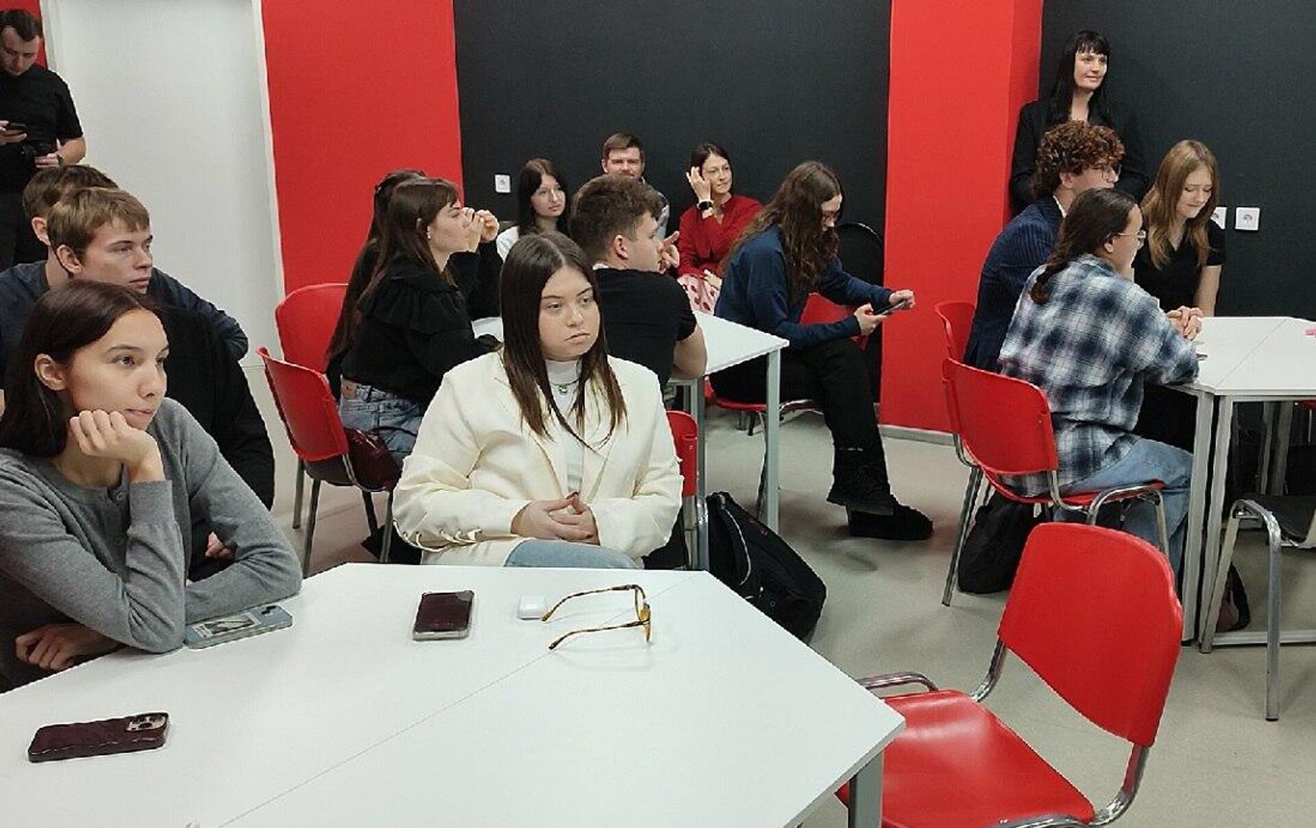 Из 103 иностранных студентов, обучающихся в ЮГУ, 73 – казахстанцы Из 103 иностранных студентов, обучающихся в ЮГУ, 73 – казахстанцы - Sputnik Казахстан, 1920, 28.11.2025