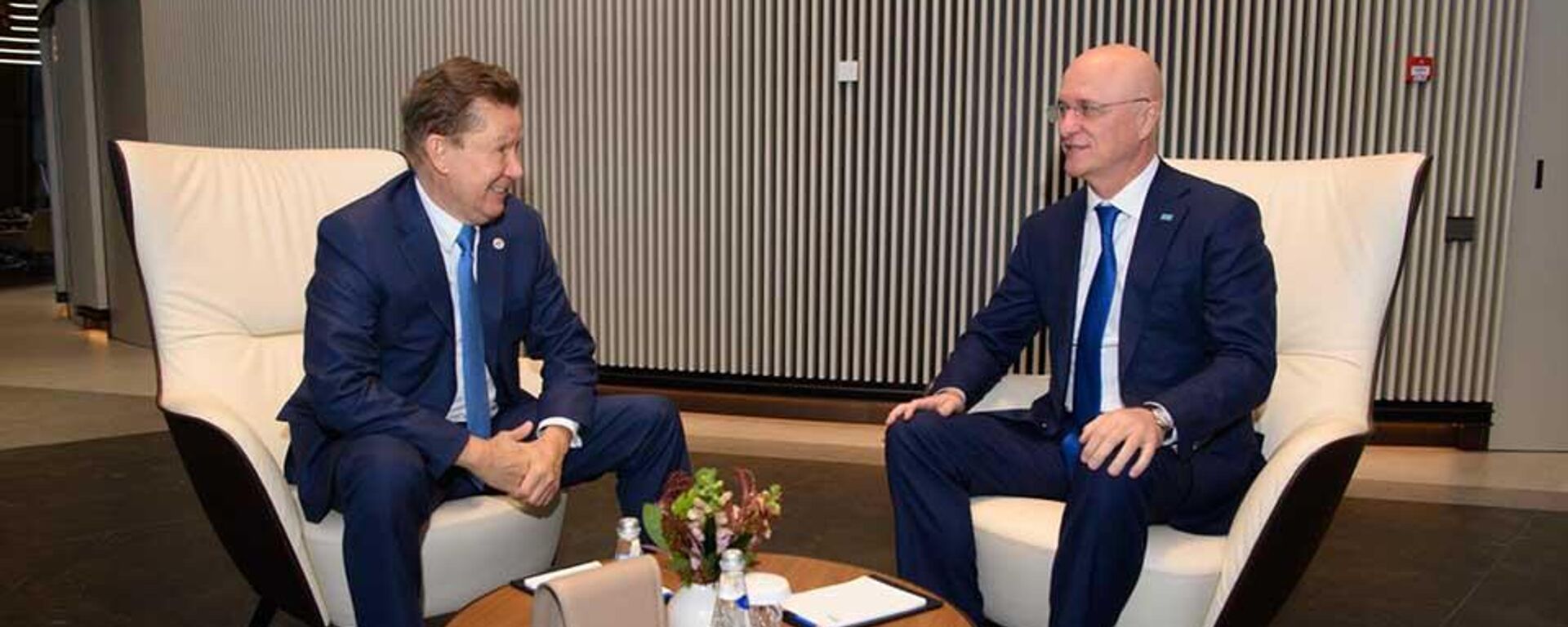 Состоялась рабочая встреча Алексея Миллера и Первого заместителя Премьер-министра Республики Казахстан Романа Скляра - Sputnik Казахстан, 1920, 28.11.2025