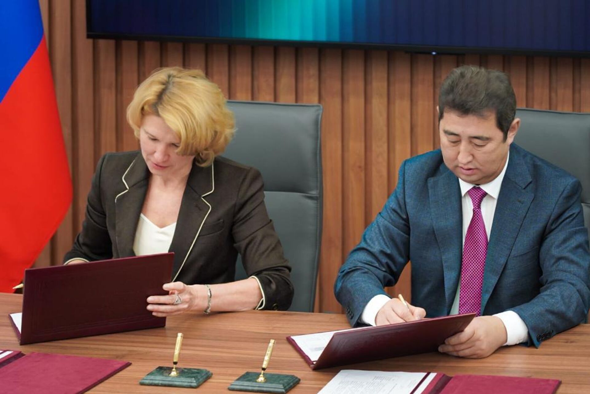 Министр сельского хозяйства Казахстана Айдарбек Сапаров провел встречу с министром сельского хозяйства Российской Федерации Оксаной Лут - Sputnik Қазақстан, 1920, 30.11.2025