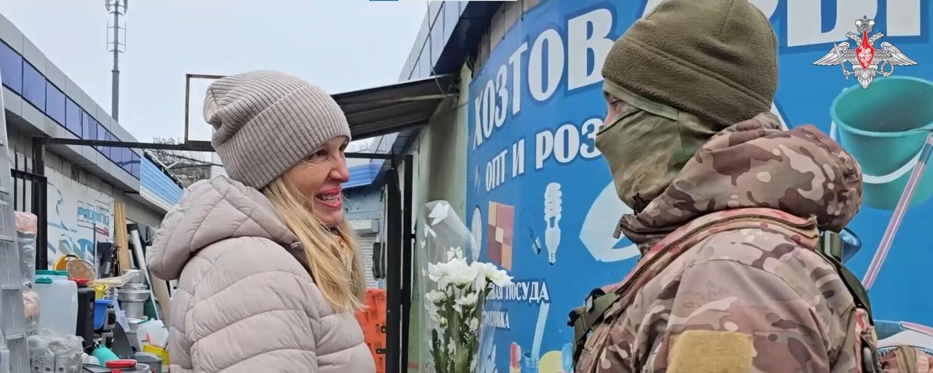 Военнослужащие ГрВ Центр, поздравили жительниц Донецка с Днем матери - Sputnik Казахстан, 1920, 01.12.2025