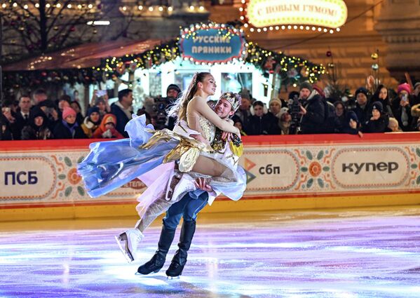 По воскресеньям любители фигурного катания под руководством наставников из школы Анастасии Гребенкиной будут оттачивать скольжение и выполнять несложные элементы: спирали, пробежки, вращения. - Sputnik Казахстан