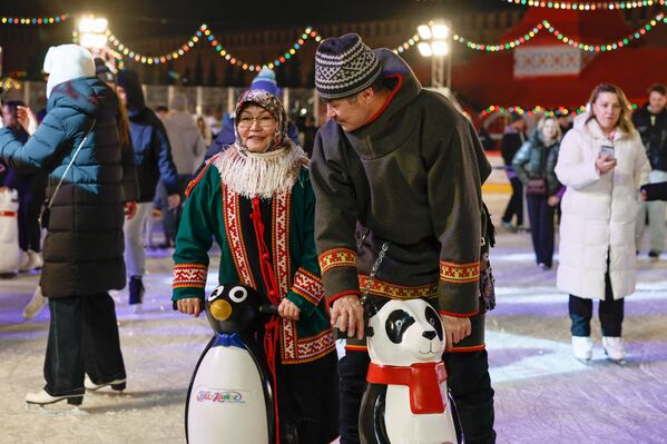 Его выбирают за уникальное расположение, визуальную магию Красной площади и продуманный сервис – с комфортным расписанием, прокатом, кафе и бесплатными мастер-классами с участием профессиональных спортсменов. - Sputnik Казахстан